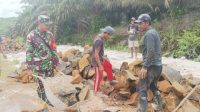 Kedekatan Babinsa Kodim 1209-07/Jgb Bersama Masyarakat, Dalam Karya Bakti Perbaikan Jalan Desa