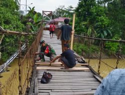Babinsa Bersama Warga Gotong Royong Perbaiki Jembatan Yang Rusak