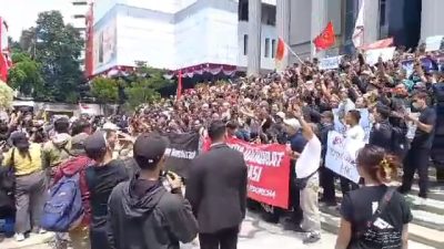 Ribuan Demo Bertema Indonesia Darurat, Masa Berbagi Lapisan Geruduk Gedung DPR RI Pusat!