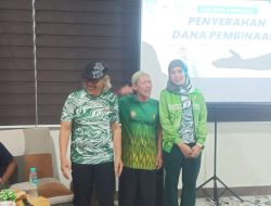Ketua Pasi Kota Pontianak Serahkan Dana Pembinaan Kepada Atlet Dan Pelatih