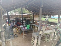 Satgas Yonif 642/Kps Berikan Pelayanan Kesehatan Bagi Masyarakat Distrik Teluk Etna 