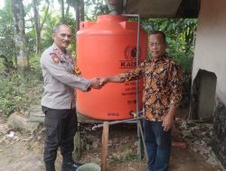 Polsek Air Besar Serahkan Bantuan Sumur Bor Kepada SDN 08 Sepangah