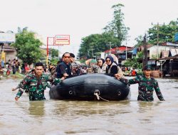 Personil Kodim 1204/Sanggau Bantu Evakuasi Warga Terdampak Banjir