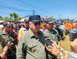 Dandim 1204/Sanggau Dampingi Pj Gubernur Kalimantan Barat Tinjau Banjir di Wilayah Sosok Kabupaten Sanggau