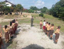Bentuk Karakter Disiplin, Satgas Pamtas Yonzipur 5/ABW Ajarkan Anka-Anak Perbatasan Latihan Baris-Berbaris 
