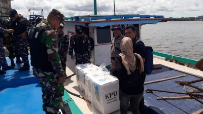 Perjuangan Tanpa Batas, Personel Polres Ketapang Bersama Anggota TNI Seberangi Lautan Guna Antarkan Logistik Pemilukada Serentak