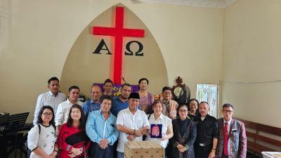 Lintas etnis NKRI Kalbar melaksanakan kunjungan silaturahmi dan memberikan bantuan pohon natal di Gereja HKBP Sikhem