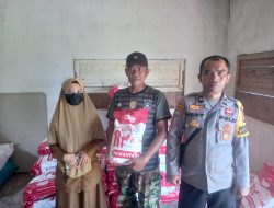 Bhabinkamtibmas Polsek Menyuke Dampingi Warga Dalam Penyaluran Bantuan Pemerintah Berupa Benih Jagung