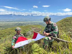 Cinta Tanah Air dan Patriotisme Ditunjukan Satgas Yonif 641/Bru melalui Pengibaran Bendera Merah Putih di Bukit Palesi
