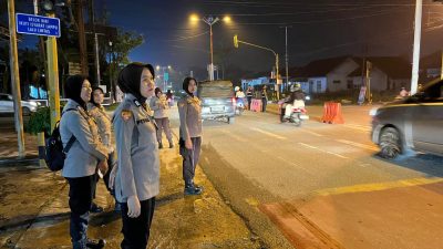 Polwan Polres Singkawang Jaga Ketertiban di Malam Pergantian Tahun
