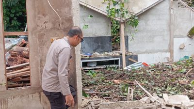 PEDULI, BHABINKAMTIBMAS DESA GUGAH SEJAHTERA KUNJUNGI KORBAN BENCANA ALAM POHON TUMBANG YANG MENIMPA RUMAH WARGA