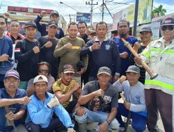 Forum RT dan warga Masyarakat Desa Kapur Serantak melaksanakan Kerja Bakti Gotong royong membersihkan Lingkungan