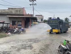 Polres Sekadau Semprot Jalan Kayu Lapis dengan Water Cannon untuk Kurangi Debu