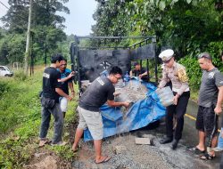 Arus Balik Lebaran, Komunitas Driver Sekadau dan Polisi Tambal Jalan untuk Kelancaran Lalu Lintas