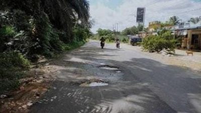 Jalan Nasional Sidas–Sosok Baru Diperbaiki, Sudah Rusak! Warga Minta Kejaksaan Usut Proyek Rp5,8 Miliar!