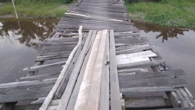 Jembatan Rusak Parah di Sungai Radak, Warga Terpaksa Perbaiki Secara Swadaya