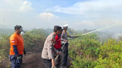 Polres Ketapang Gerak Cepat Padamkan Karhutla di Sungai Besar, Libatkan Emak-Emak dan Tim Gabungan