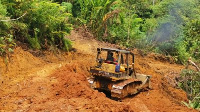 Kodim 1205/Sintang Hadapi Medan Berat Perbukitan dalam Pembukaan Jalan pada TMMD ke-125