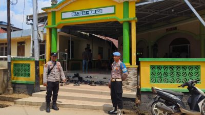 Polsek Menyuke Berikan Pengamanan Kepada Warga Yang Melaksanakan Sholat