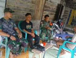 Satgas TMMD Regtas ke-126 Kodim 1208/Sambas Ngobrol Santai Sambil Ngopi di Rumah Warga