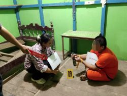 Tersangka Berinisial H Peragakan Ulang Adegan dalam Rekonstruksi Kasus Penemuan Mayat