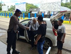 Tingkatkan Pelayanan Humanis Jelang Nataru, Polisi berikan Layanan Kepada Masyarakat di Bandara Rahadi Oesman Ketapang