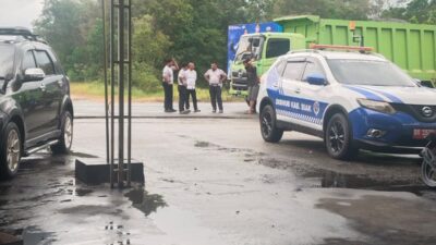 Empat Truk Tronton Bermuatan Material Melintas di Jembatan Siak, Dishub Bungkam Saat Dikonfirmasi Media!!