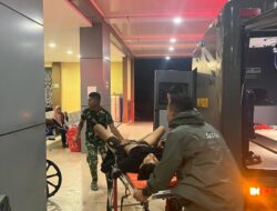 Sigap dan Responsif, Prajurit Yonif TP 833/BD Evakuasi Korban Kecelakaan di Jalan Lintas Kalimantan