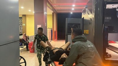 Sigap dan Responsif, Prajurit Yonif TP 833/BD Evakuasi Korban Kecelakaan di Jalan Lintas Kalimantan