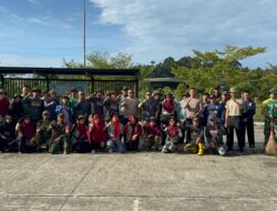 Ciptakan Lingkungan Yang Sehat Babinsa Bersama Satgas Pamtas dan Pengelola PLBN Laksanakan Karya Bakti Bersihkan Sampah