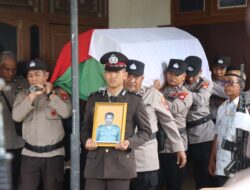 Polres Melawi Berikan Penghormatan Terakhir Kepada Aiptu M.T.L Tobing