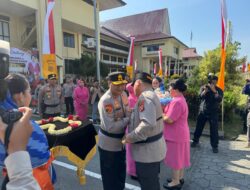 Pergantian Kepemimpinan, Polda Kalbar Gelar Tradisi Penyambutan Untuk Irjen Pol. Alberd Teddy Benhard Sianipar