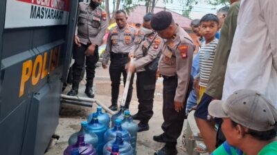 Peduli Warga, Polresta Pontianak Salurkan Air Bersih Siap Konsumsi di Pontianak Barat