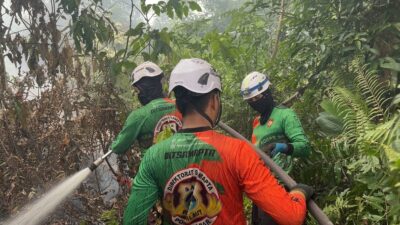 Tim SAR Ditsamapta Polda Kalbar Gerak Cepat Padamkan Karhutla di Kubu Raya